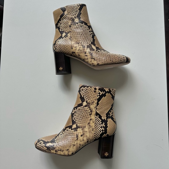 NEW Tory Burch Brooke 70mm Bootie Snake Embossed 7 Ankle Boots Sand Drift - Picture 1 of 7